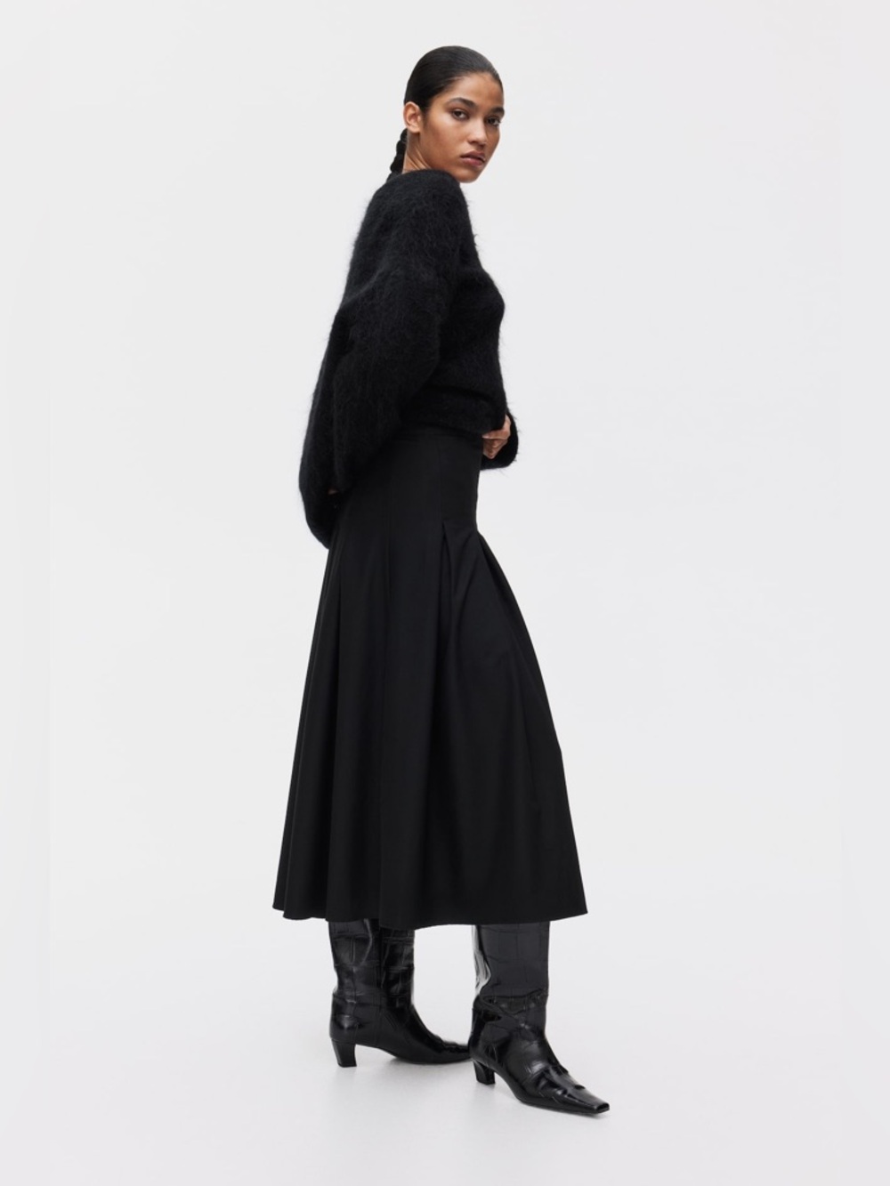 H&M Black A-Line Midi Skirt | Classic Pleated Minimalist Skirt Size 6